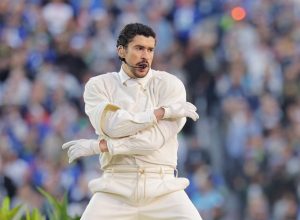 bad-bunny-domina-rankings-apos-super-bowl-e-tem-12-musicas-no-top-200-brasileiro