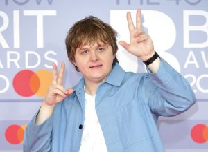 lewis-capaldi-e-a-sindrome-de-tourette:-como-o-cantor-atracao-do-lolla-se-adaptou-a-doenca