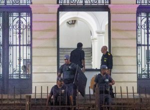 policia-retira-estudantes-que-invadiram-predio-da-seduc-em-protesto-contra-a-gestao-tarcisio