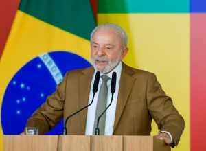 lula-conversa-com-presidente-do-suriname-e-anuncia-envio-de-insumos-contra-dengue-e-chikungunya