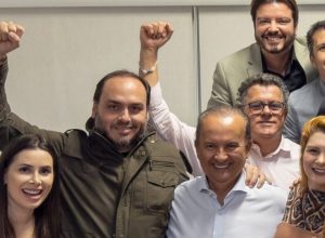 carlos-bolsonaro-se-desculpa-com-ana-campagnolo-apos-racha-no-pl-de-sc