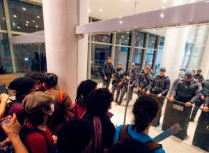 estudantes-da-usp-invadem-predio-da-reitoria-durante-manifestacao;-pm-esta-no-local