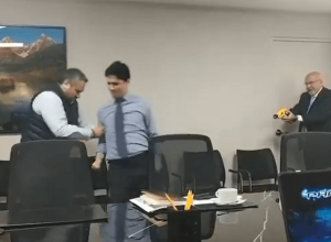 prefeito-usa-arma-de-choque-contra-seu-assessor-no-peru
