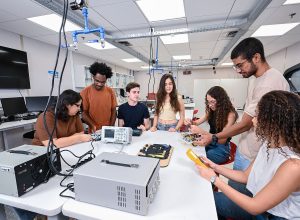 formacao-que-conecta-estudantes-a-desafios-reais-do-mercado