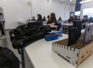 celular-proibido-na-escola:-o-que-diretores-de-escolas-publicas-e-privadas-relatam-um-ano-depois?