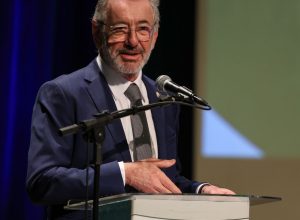 “brasil-nao-vai-abandonar-a-mesa”,-diz-ministro-sobre-taxacao-dos-eua