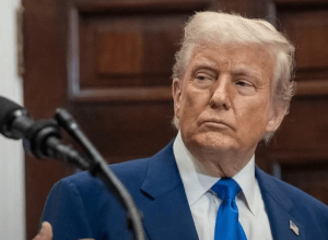 trump-celebra-suspensao-de-cartao-vermelho-de-balogun