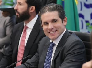 hugo-motta-participa-de-eventos-em-minas-ao-lado-de-zema-e-aecio-neves-em-dia-de-tiradentes