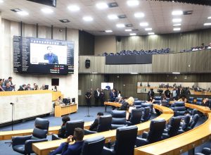 camara-aprova-reajuste-de-2,6%-a-servidores-municipais-em-2025-sob-protestos-e-tumulto;-veja-video